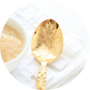 塩麹をスプーンで混ぜる
